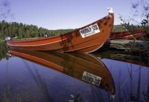 Vuorovene odottaa Njurkulahden laiturissa